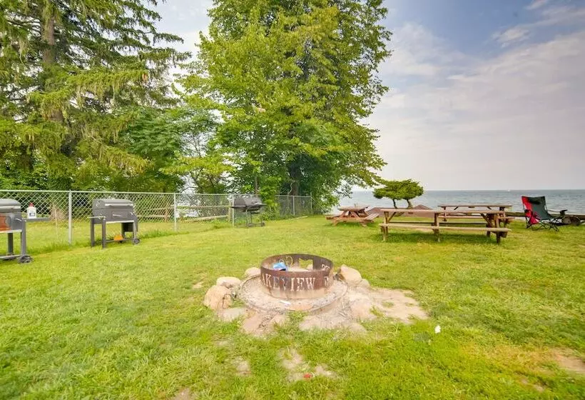 Flamingo Geneva Getaway: Steps To Lake Erie!