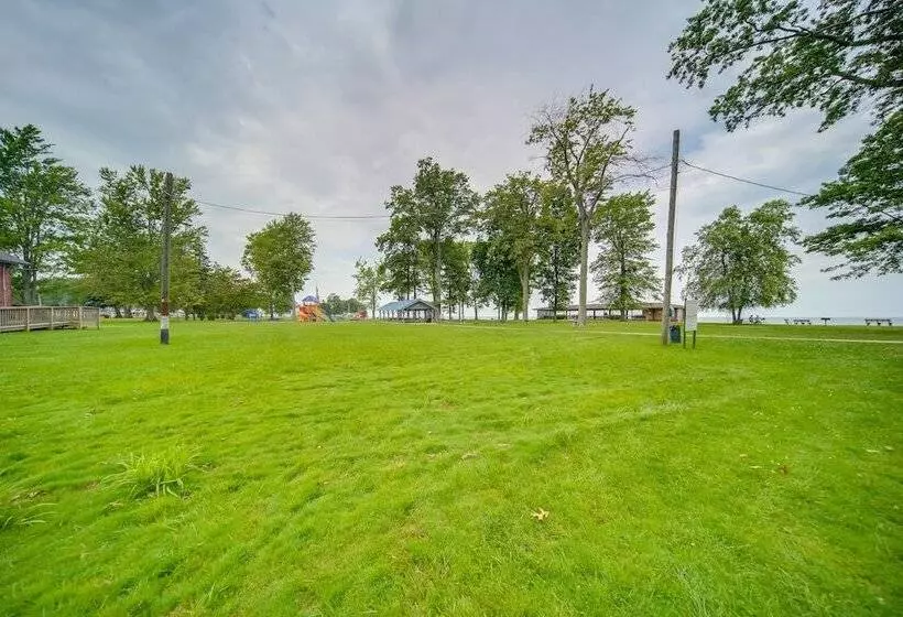 Flamingo Geneva Getaway: Steps To Lake Erie!