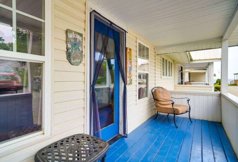 Flamingo Geneva Getaway: Steps To Lake Erie!