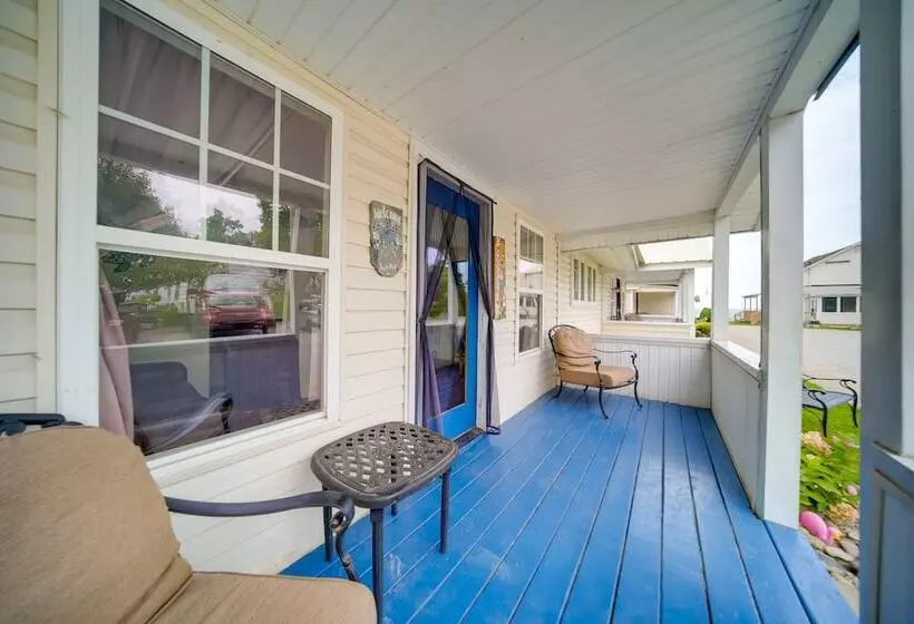 Flamingo Geneva Getaway: Steps To Lake Erie!