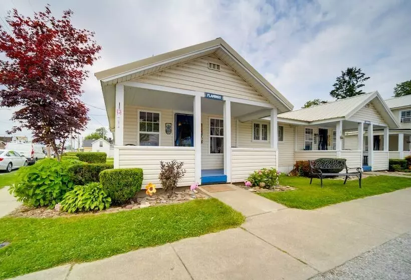 Flamingo Geneva Getaway: Steps To Lake Erie!