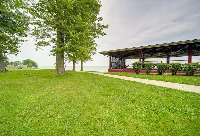 Flamingo Geneva Getaway: Steps To Lake Erie!