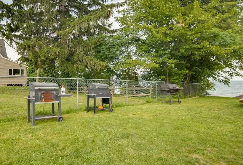 Flamingo Geneva Getaway: Steps To Lake Erie!