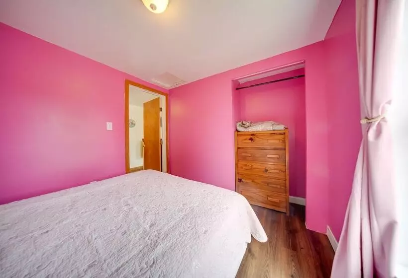 Flamingo Geneva Getaway: Steps To Lake Erie!