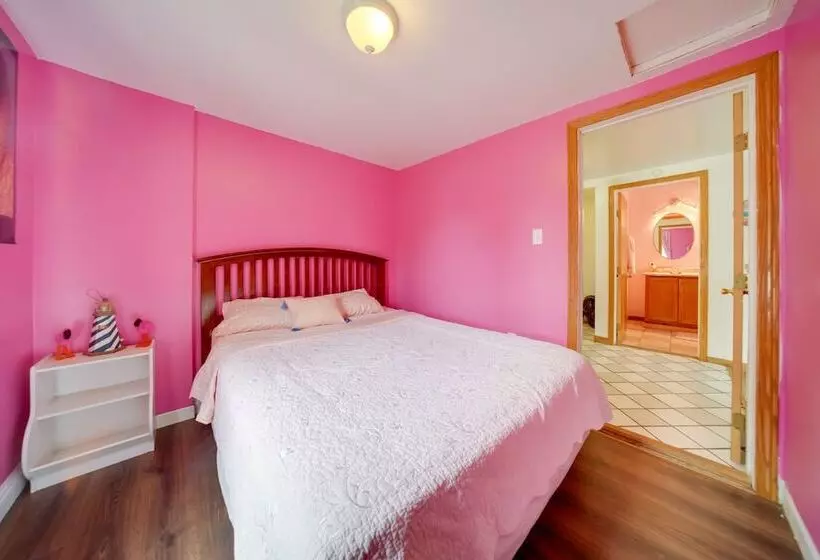 Flamingo Geneva Getaway: Steps To Lake Erie!