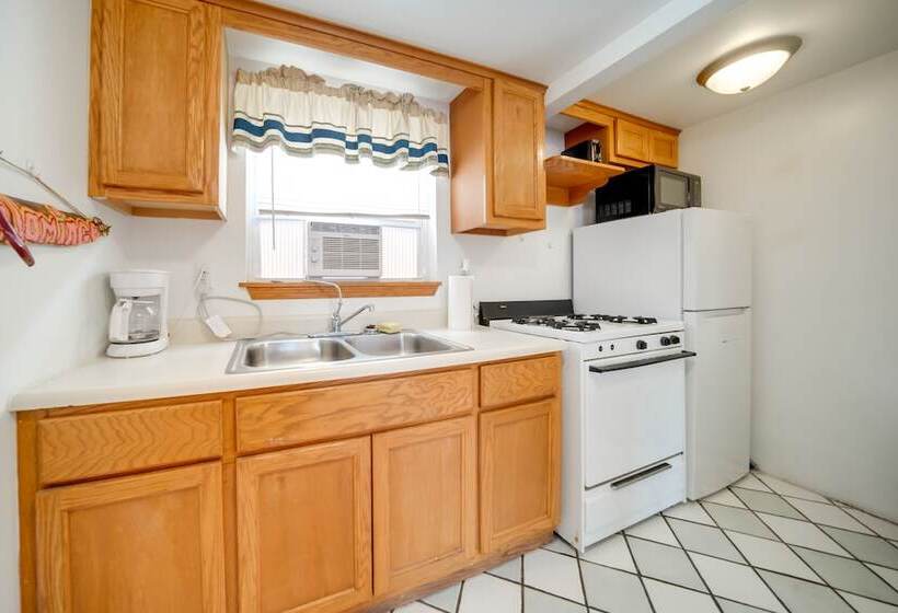 Flamingo Geneva Getaway: Steps To Lake Erie!