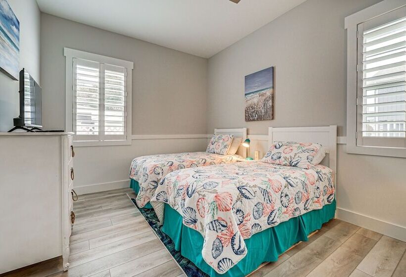 3 Blocks To Kure Beach: Home W/ Patio!