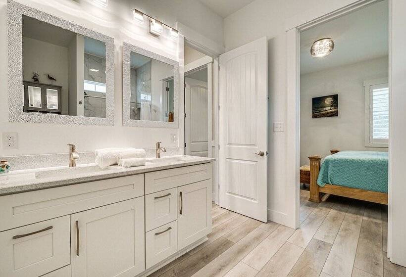 3 Blocks To Kure Beach: Home W/ Patio!