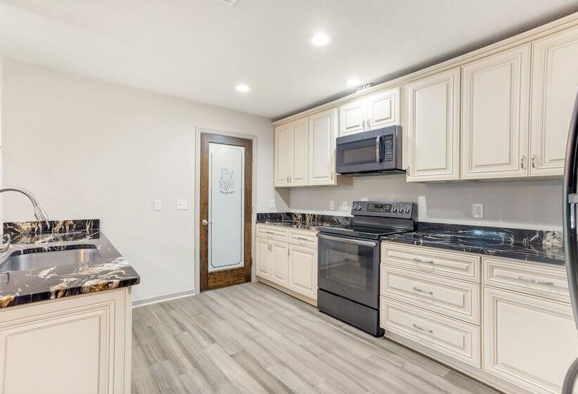 Louisiana Abode Balcony, Pool Table & Lake Views