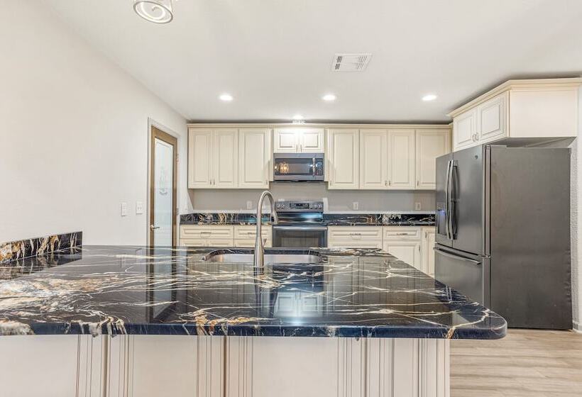 Louisiana Abode Balcony, Pool Table & Lake Views