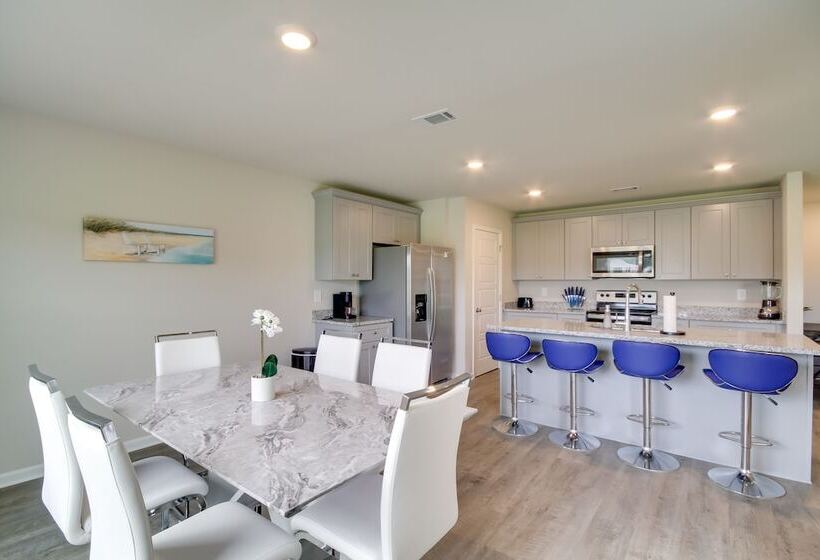 3 Mi To Steve S Marina: Long Beach Home W/ Patio