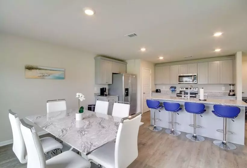 3 Mi To Steve S Marina: Long Beach Home W/ Patio