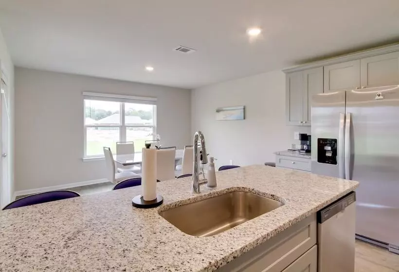 3 Mi To Steve S Marina: Long Beach Home W/ Patio