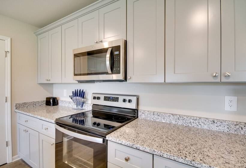 3 Mi To Steve S Marina: Long Beach Home W/ Patio