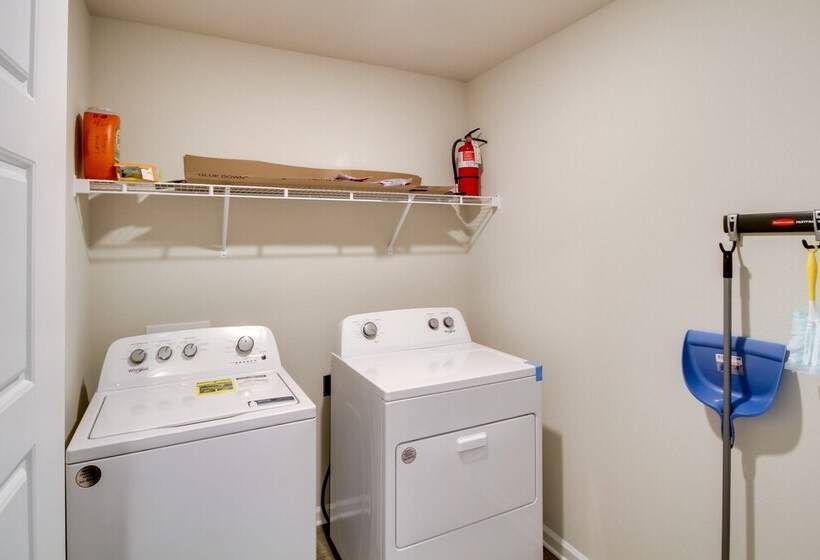 3 Mi To Steve S Marina: Long Beach Home W/ Patio