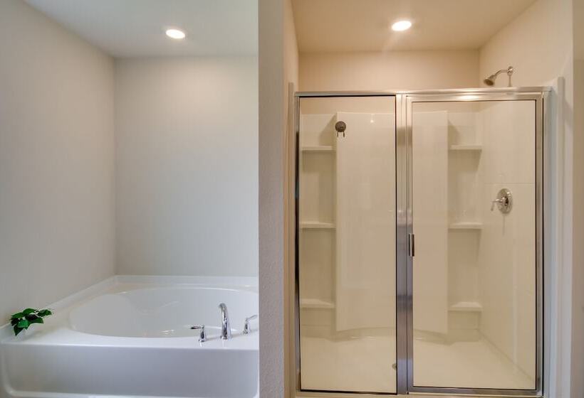 3 Mi To Steve S Marina: Long Beach Home W/ Patio