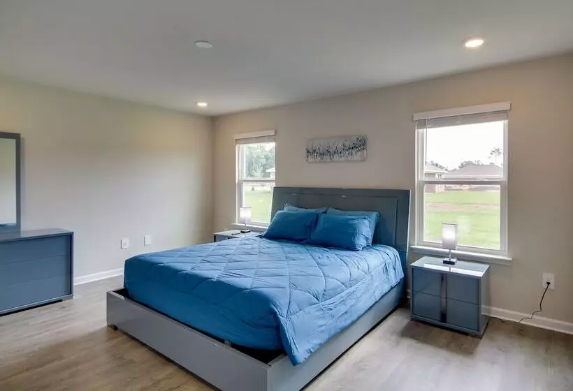 3 Mi To Steve S Marina: Long Beach Home W/ Patio