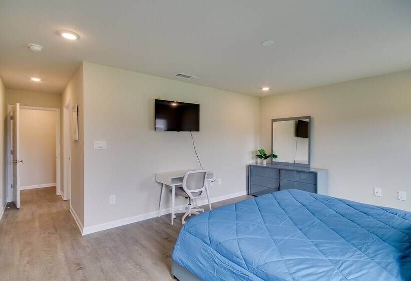 3 Mi To Steve S Marina: Long Beach Home W/ Patio