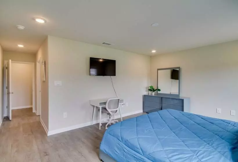 3 Mi To Steve S Marina: Long Beach Home W/ Patio