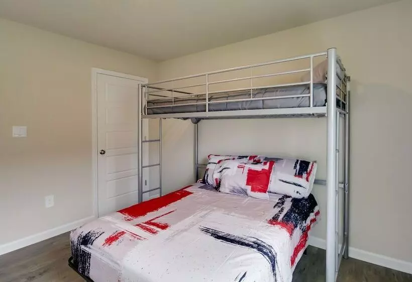 3 Mi To Steve S Marina: Long Beach Home W/ Patio