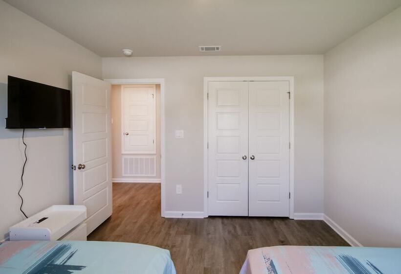 3 Mi To Steve S Marina: Long Beach Home W/ Patio