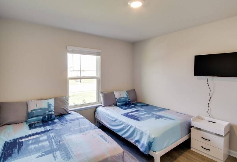 3 Mi To Steve S Marina: Long Beach Home W/ Patio