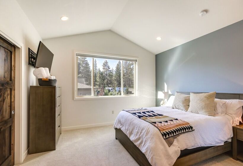 Modern Bend Home W/ Private Hot Tub & Fireplace