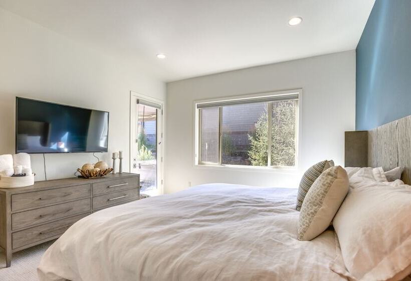 Modern Bend Home W/ Private Hot Tub & Fireplace