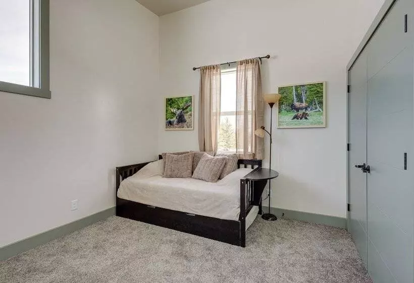 Modern Island Park Cabin ~ 23 Mi To Yellowstone!