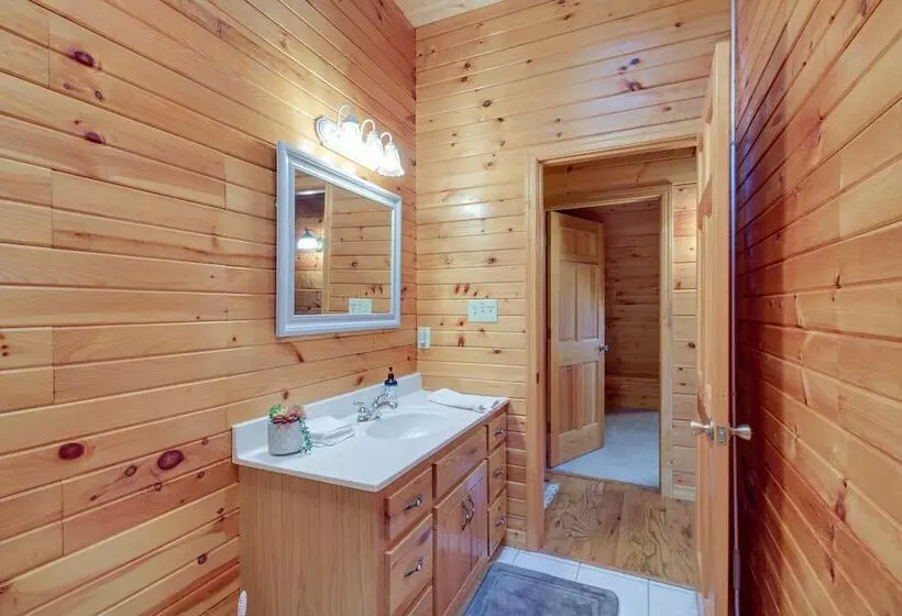 Peaceful Raphine Cottage W/ Deck & Fireplace!