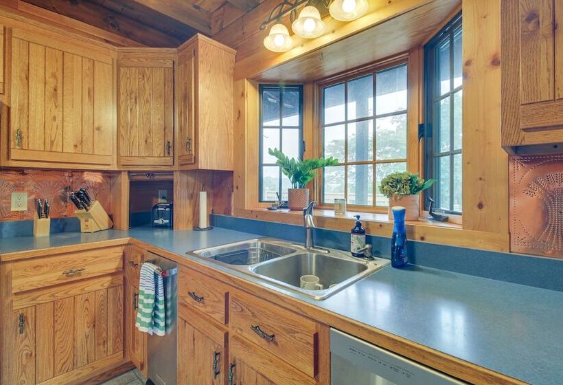 Peaceful Raphine Cottage W/ Deck & Fireplace!