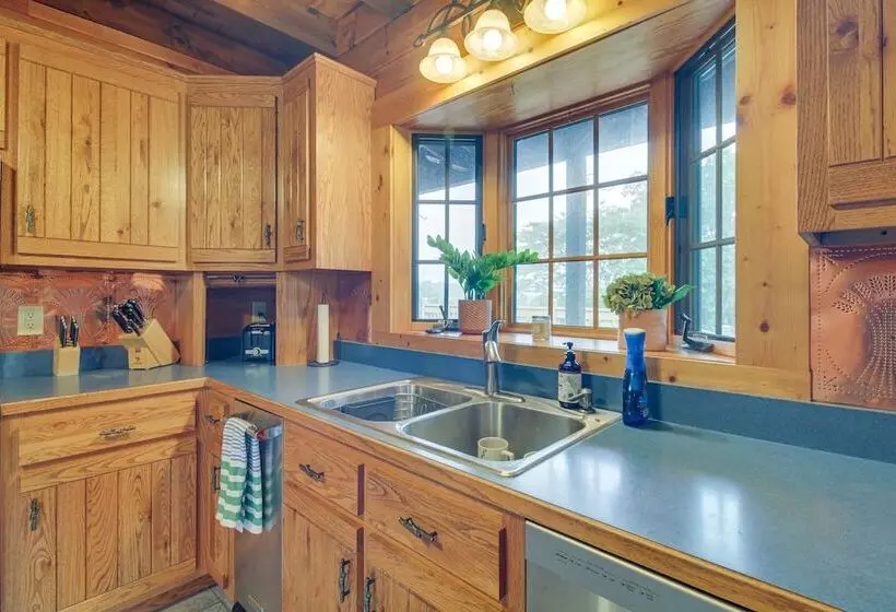 Peaceful Raphine Cottage W/ Deck & Fireplace!