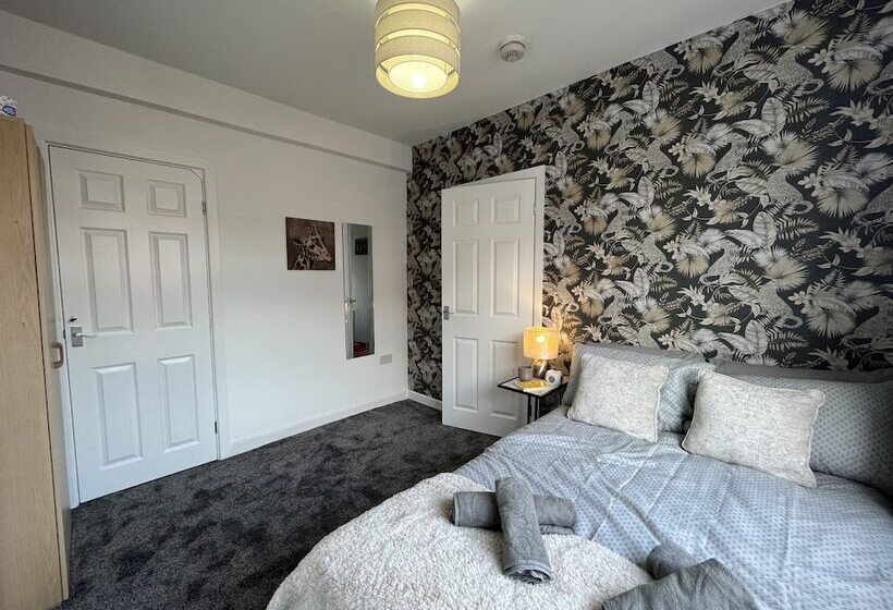 بنسيون Modernised Central Wigan Townhouse Sleeps Up To 6