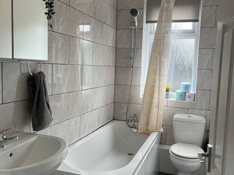 بنسيون Modernised Central Wigan Townhouse Sleeps Up To 6