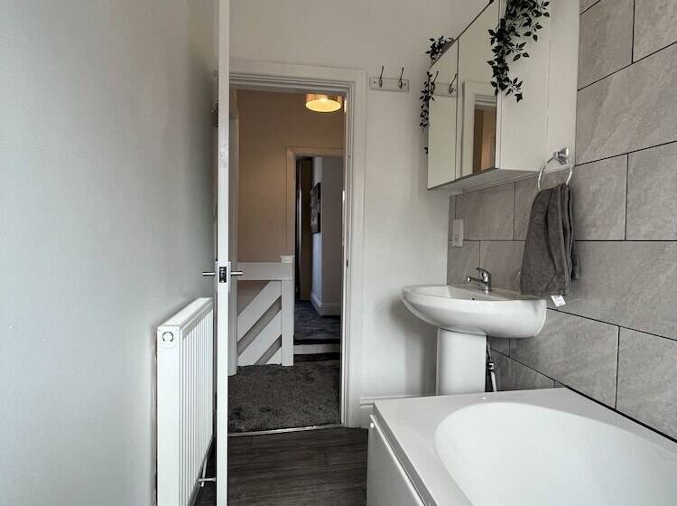 بنسيون Modernised Central Wigan Townhouse Sleeps Up To 6