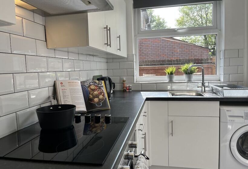 بنسيون Modernised Central Wigan Townhouse Sleeps Up To 6