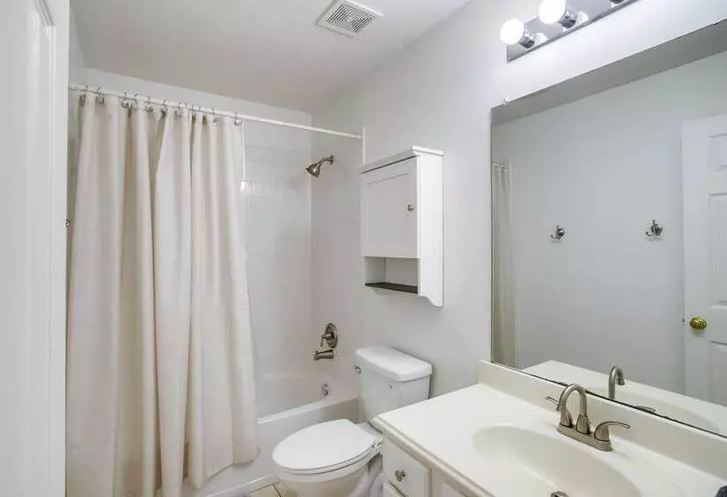 Pet Friendly Spring Home 4 Mi To Six Flags!