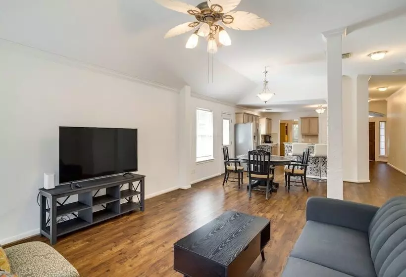 Pet Friendly Spring Home 4 Mi To Six Flags!