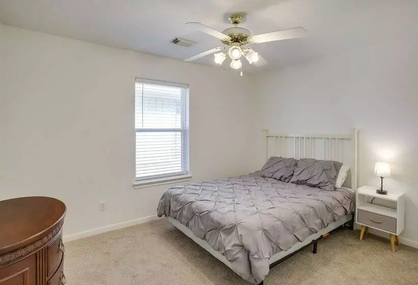 Pet Friendly Spring Home 4 Mi To Six Flags!
