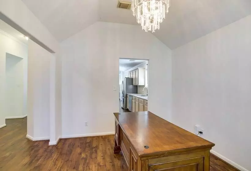Pet Friendly Spring Home 4 Mi To Six Flags!
