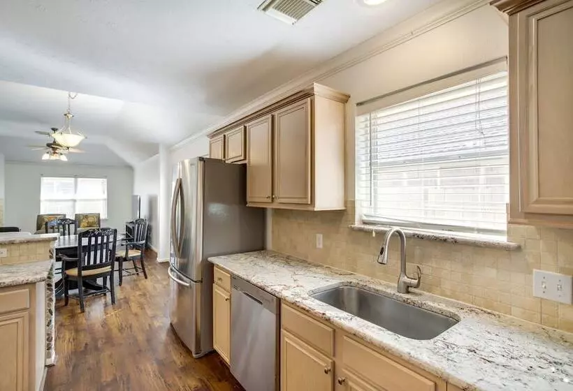 Pet Friendly Spring Home 4 Mi To Six Flags!