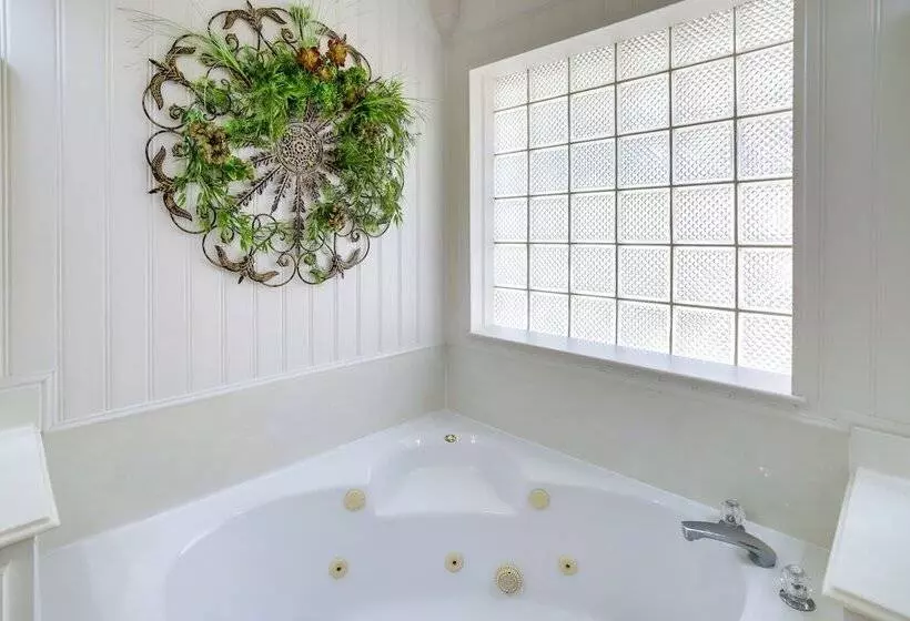 Pet Friendly Spring Home 4 Mi To Six Flags!