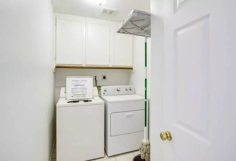 Pet Friendly Spring Home 4 Mi To Six Flags!