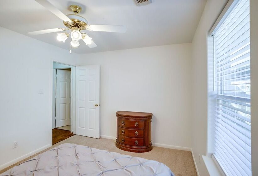 Pet Friendly Spring Home   4 Mi To Six Flags!