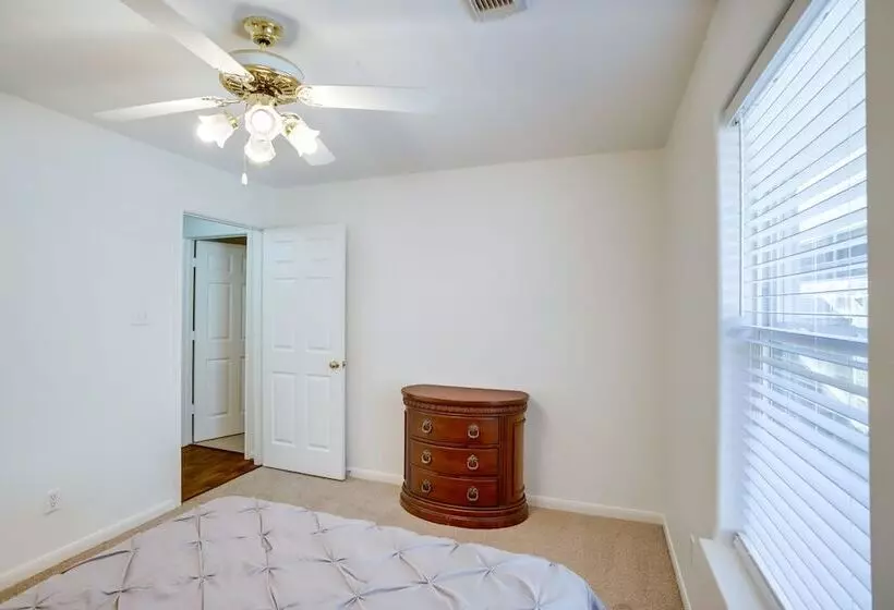 Pet Friendly Spring Home 4 Mi To Six Flags!