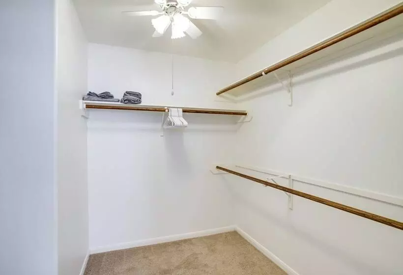 Pet Friendly Spring Home 4 Mi To Six Flags!