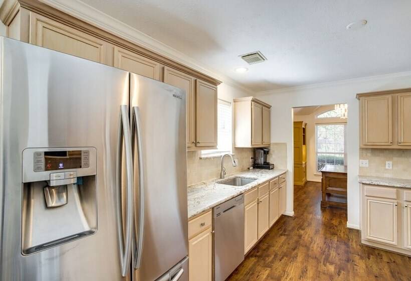 Pet Friendly Spring Home   4 Mi To Six Flags!