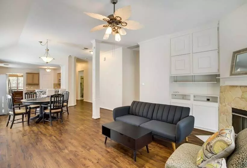 Pet Friendly Spring Home 4 Mi To Six Flags!