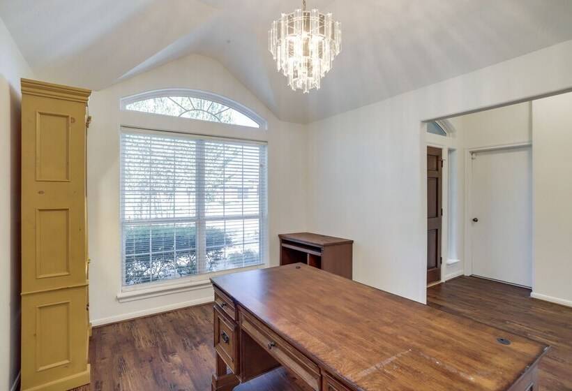 Pet Friendly Spring Home   4 Mi To Six Flags!