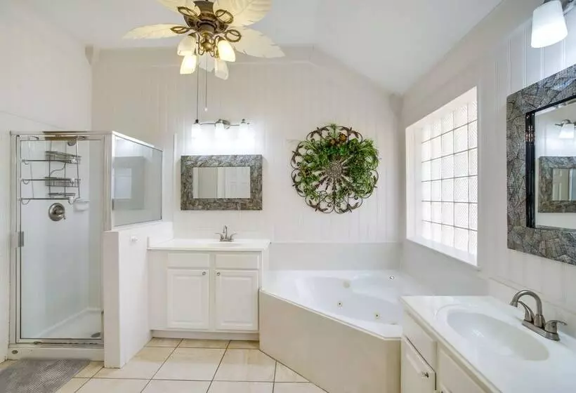 Pet Friendly Spring Home 4 Mi To Six Flags!
